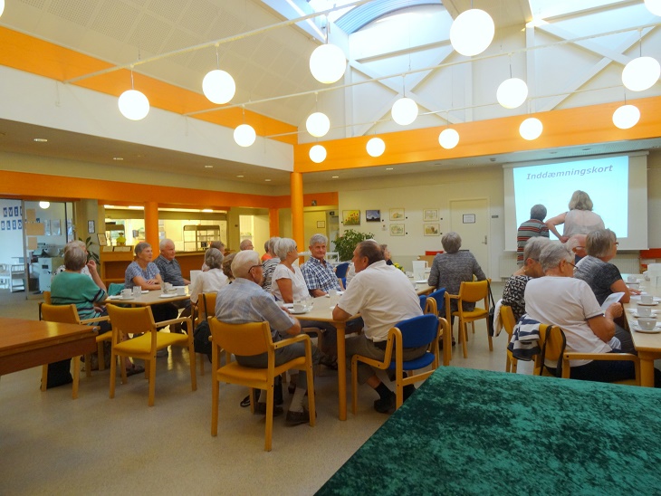 De mange fremmødte fyldte godt i Åvangens Café-lokale. Foto: F.P.