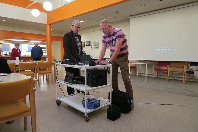 Benny Jørgensen fra arkivet tv og aftenens foredragsholder John Buur Christiansen er ved at gøre udstyret klar. Foto: F.P.