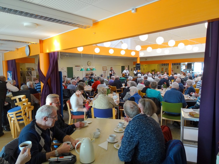 Omkring 170 "publikummer" deltog i Reersø Harmonikaklubs arrangement i Aktivitetscenter Åvangen. Foto: F.P.