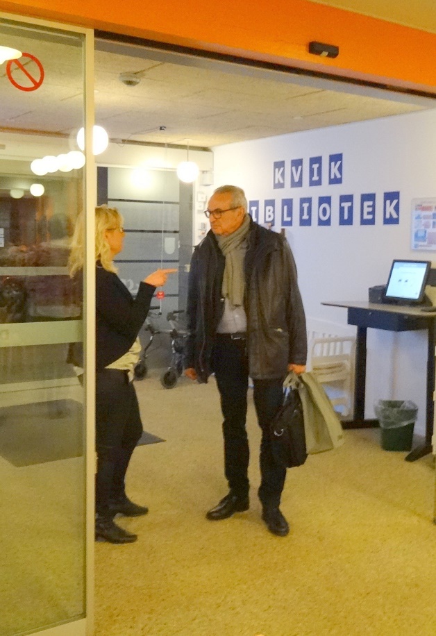 Samuel Rachlin ankommer til Svebølle Aktivitetscenter og modtages af bibliotekar Stine Veisegaard. Foto: F.P.