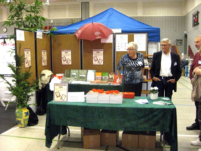 Arkivernes stand. På billedet se formand for Paraplyen og arkivleder i Gørlev Anne Christensen, arkivleder Jens Birk Kristoffersen fra Hvidebæk Lokalarkiv og Jens-Jakob Gross fra Kalundborg længst til højre. Foto: Inga Jensen