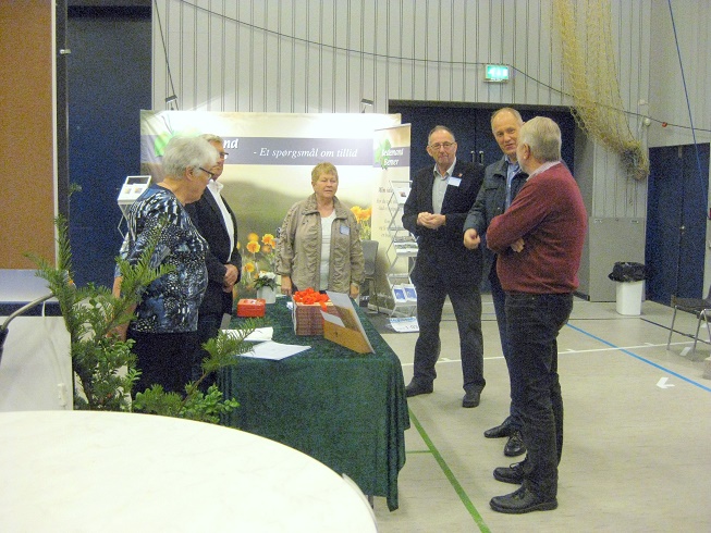 Fra venstre: Paraplyens formand Anne Christensen, Gørlev, Jens Birk Kristoffersen fra Hvidebæk lokalarkiv, Tove Tieldow fra Høng, Bøje Larsen fra Høng, borgmester Martin Damm i samtale med Jens-Jakob Gross. Foto: Inga Jensen