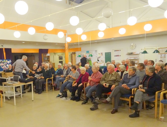 Fremmødet til aftenens foredrag var stort. Her hilser Svebølle Aktivitetscenters formand Carsten Ahrens på Bjergsted Kommunes tidligere kommunaldirektør Knud Kierkegaard. Foto: F.P.