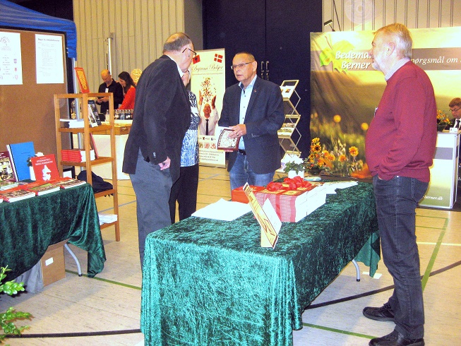 Formand for Kalundborg Kommunes kultur- og fritidsudvalg Ole Glahn i samtale med med Bøje Larsen, Høng og Paraplyens formand Anne Christensen fra Gørlev. Foto: Inga Jensen