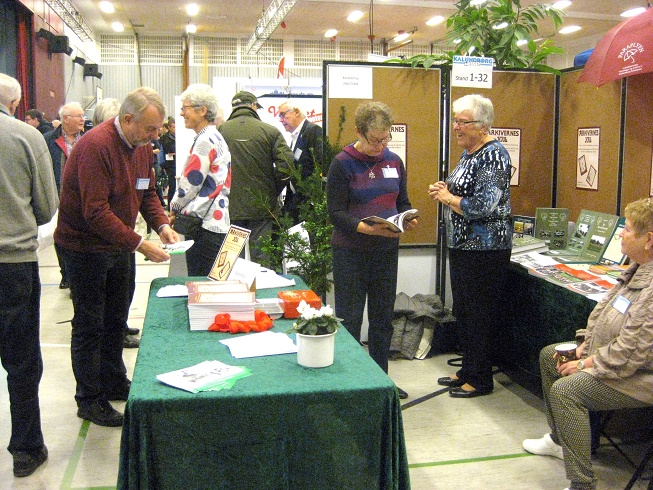 Lokalarkivernes stand ved "Paraplyen". På billedet se Jena-Jakob Gross læsende ved bordet , Anne Christensen som nr. 2 fra højre og Tove Tieldow siddende længst th. Foto: Inga Jensen