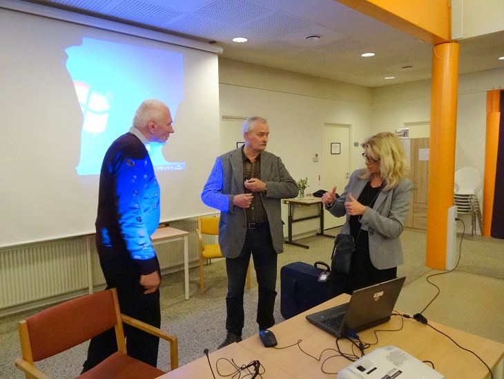 Aftenens foredragsholder Lars. R. Møller får hjælpo af bibliotekar Stine Veisegaard mens Olav Rye Hintze ser til. Foto: F.P.