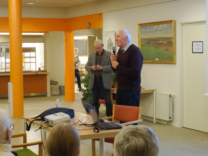 Olav Hintze Hintze byder på arrangørernes vegne velkommen til aftenens foredragsholder og til de mange fremmødte. Foto: F.P.