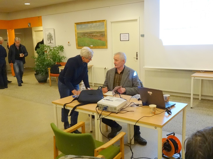 Krista Andersen, der var kommet fra Kalundborg sikrer sig Lars R. Møllers signatur i den bog, hun lige har købt. Foto: F.P.