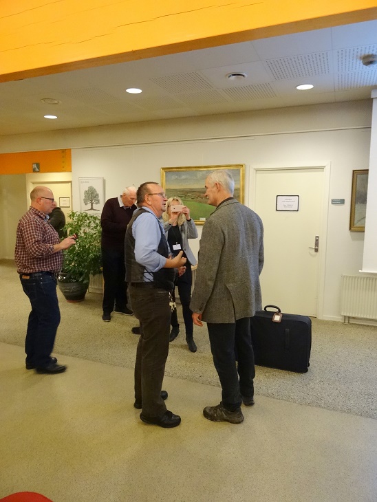 Lars R. Møller får en snak med Niels Kristiansen. Foto: F.P.