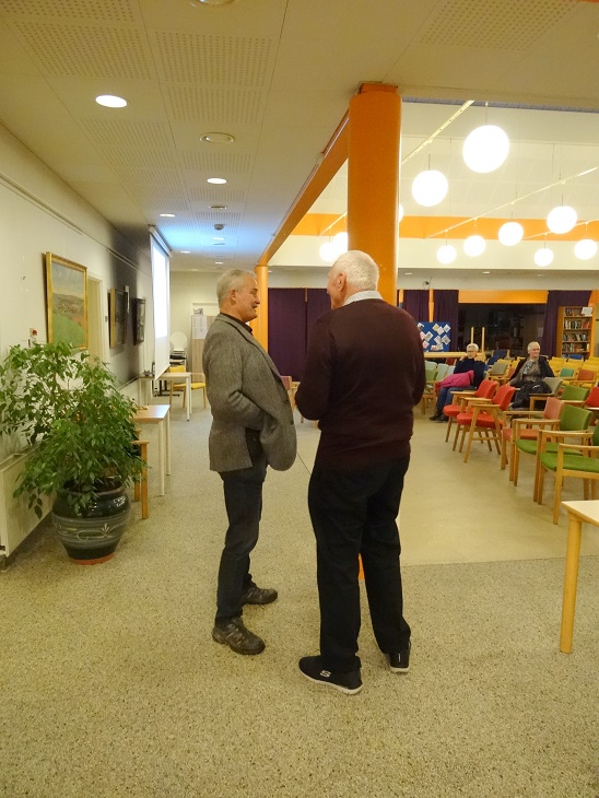 Olav Rye Hintze får en indledenden snak med aftenens foredragsholder Lars R. Møller Foto: F.P.