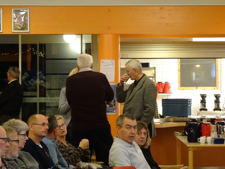 Olav Hintze og bag ham bibliotekar Stine Veisegaard får en snak med Lars. R. Møller. Foto: F.P.
