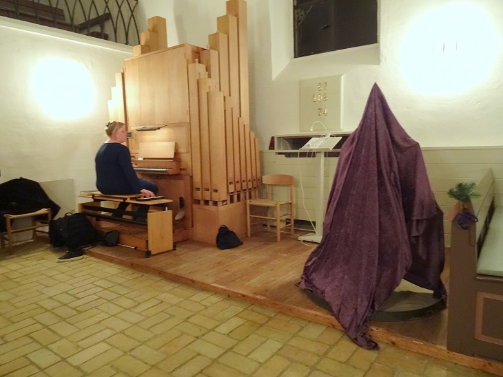 "Lys-stjernen" står klar til at blive afsløret. Ved orglet sidder kirkens organist Tina Christiansen. Foto: F.P.